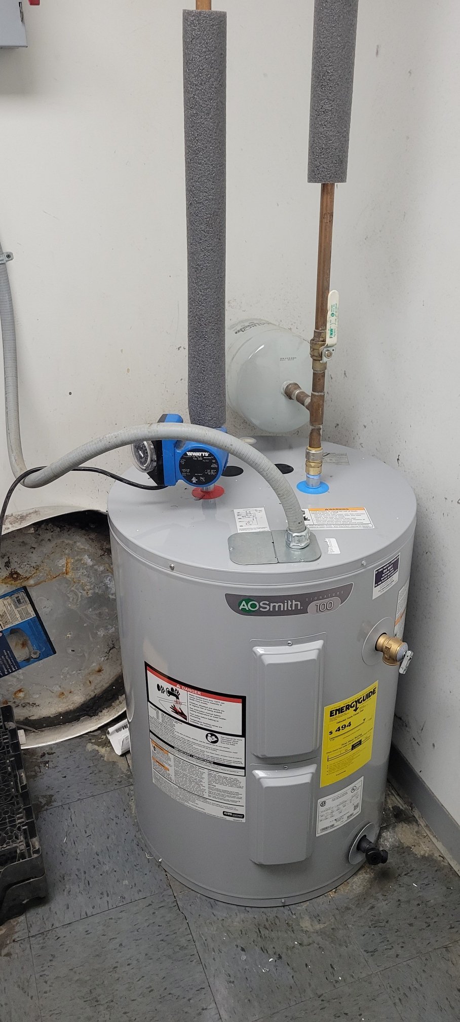 Water heater with copper piping and circulation pump